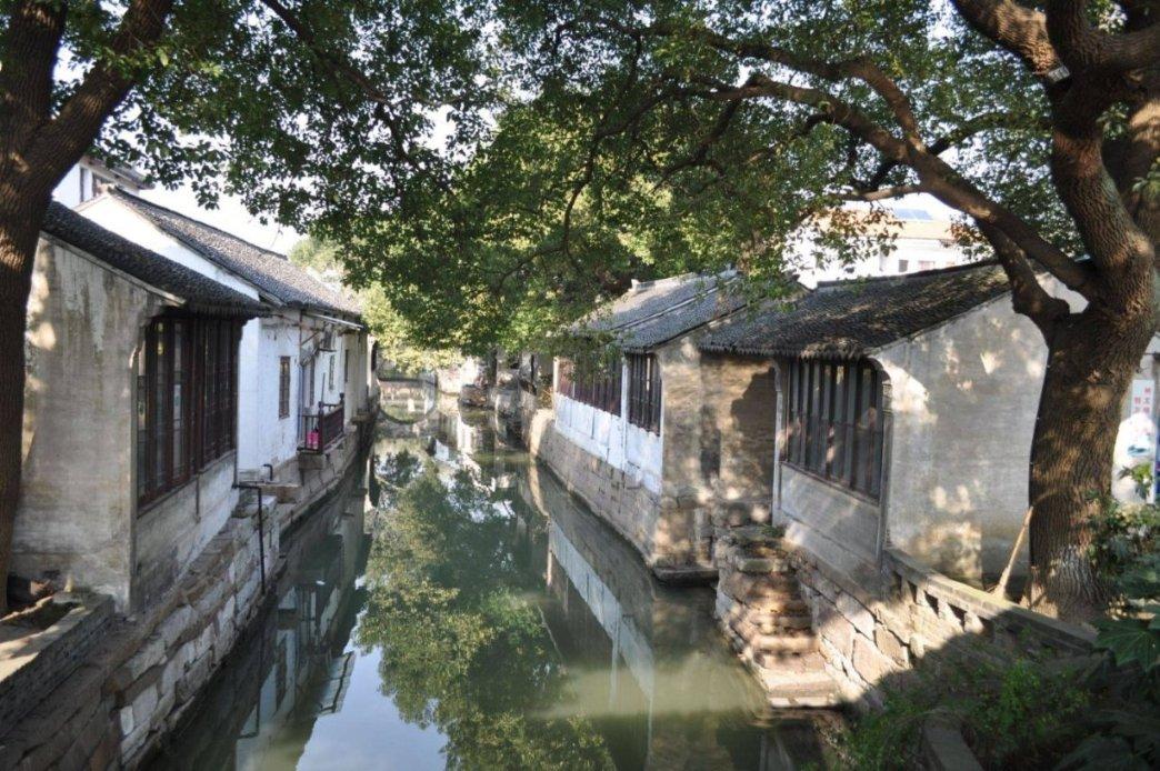 “志愿红”扫雪铲冰为居民保驾护航